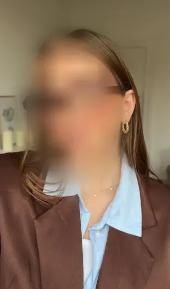 Chiara, 32