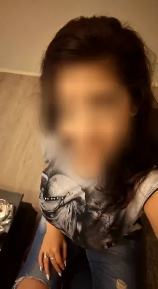 Sabrina, 28